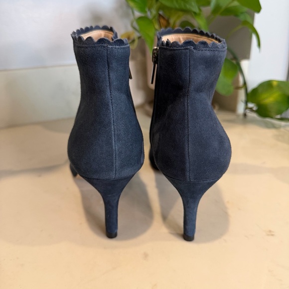 Pelle Moda Yilo Scalloped Bootie - Picture 2 of 7